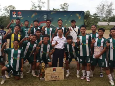 Tim Sepak Bola SMANTRI Juara 3 Smansa Football Competition 2026